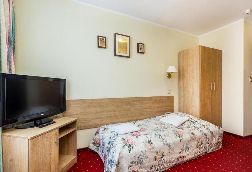 标准三人间, Willa Carlton