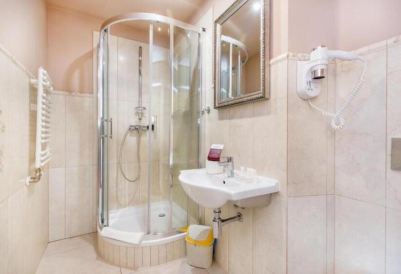 四人标准间, Willa Carlton