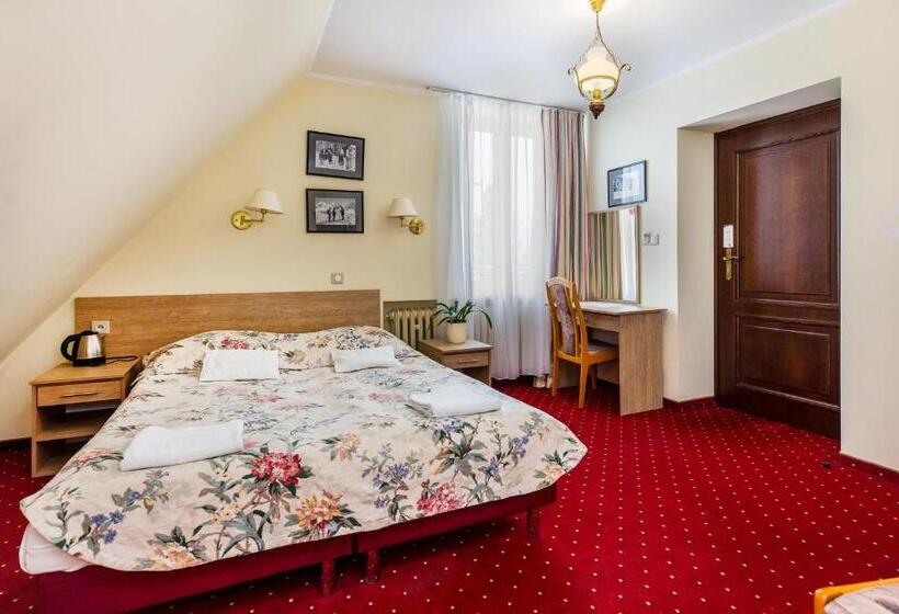 四人标准间, Willa Carlton