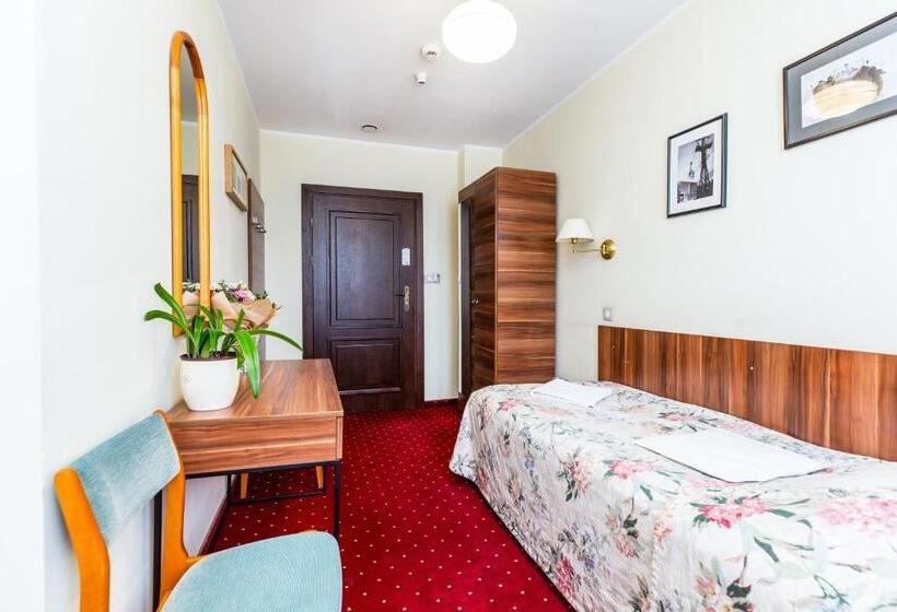 古典房间, Willa Carlton