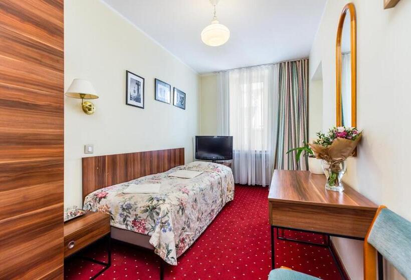 古典房间, Willa Carlton