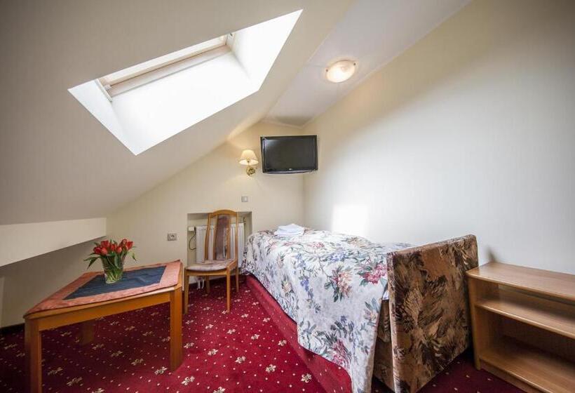 标准单人间, Willa Carlton