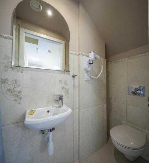 标准单人间, Willa Carlton