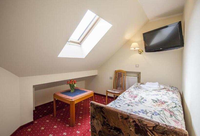 标准单人间, Willa Carlton