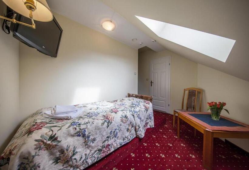 标准单人间, Willa Carlton