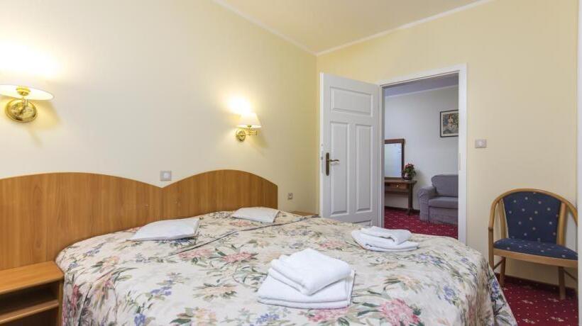 标准工作室, Willa Carlton