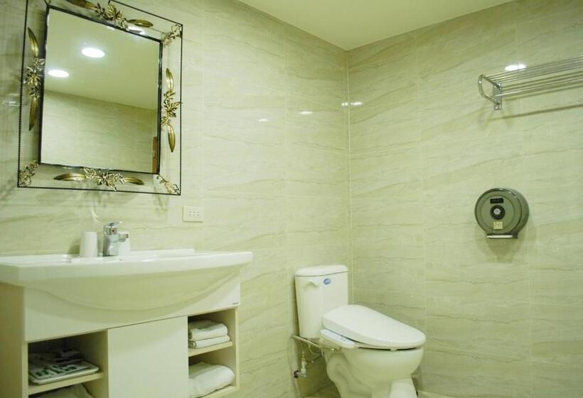 اتاق لوکس, Ying Zhen