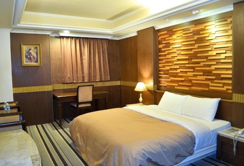 اتاق لوکس, Ying Zhen