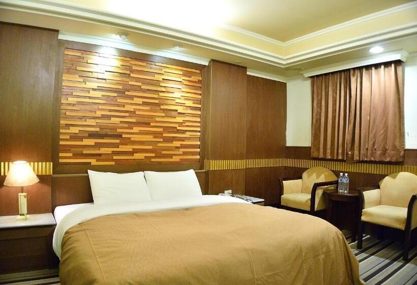 اتاق لوکس, Ying Zhen