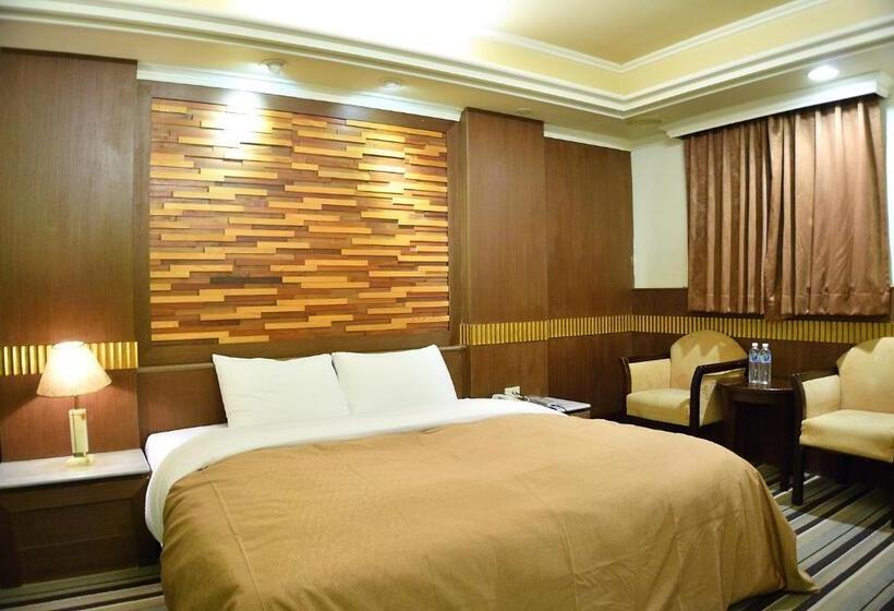 اتاق لوکس, Ying Zhen