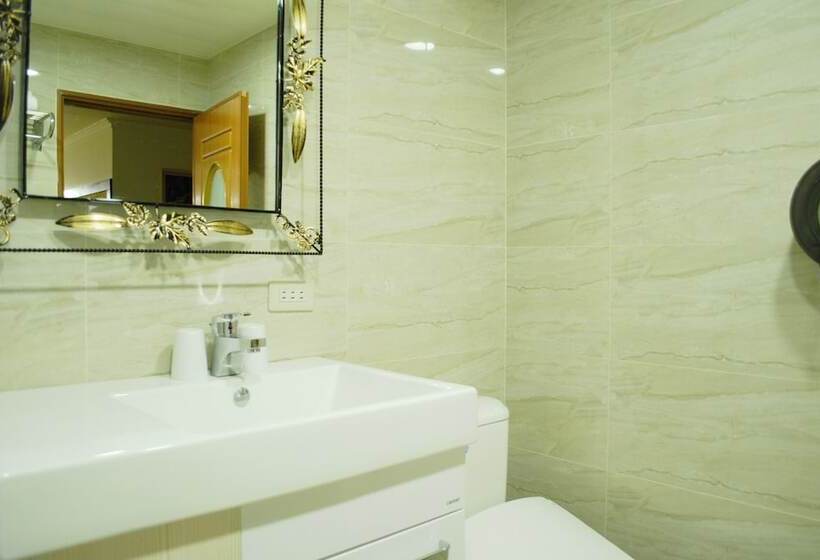 اتاق لوکس, Ying Zhen