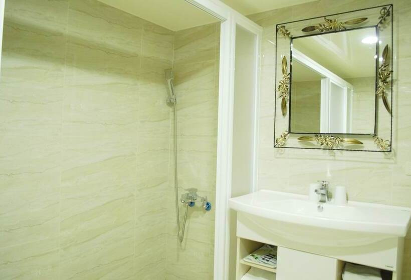 اتاق لوکس, Ying Zhen