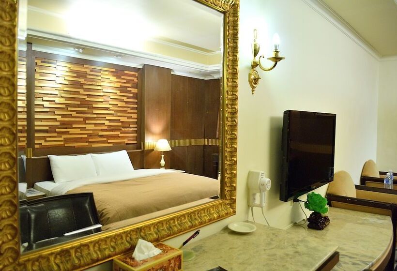 اتاق لوکس, Ying Zhen