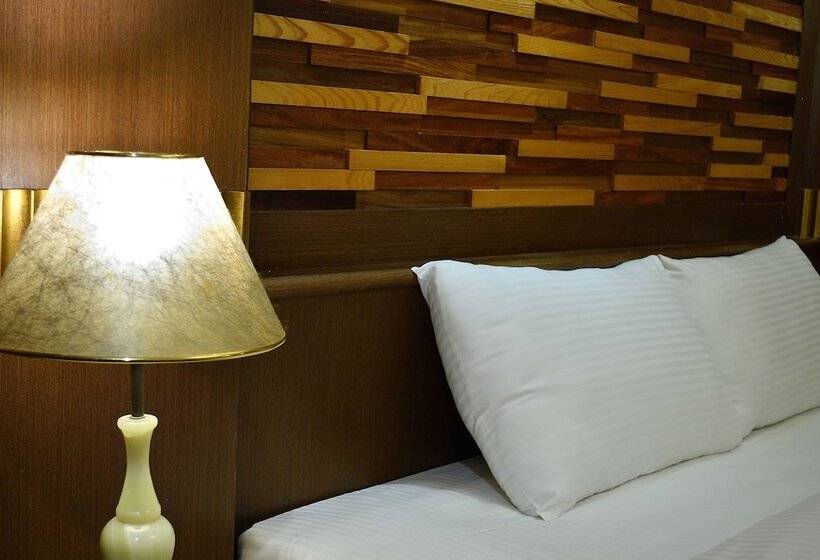 اتاق لوکس, Ying Zhen