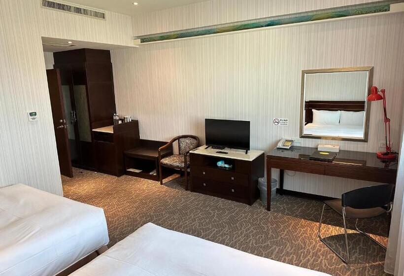 اتاق لوکس چهار تخته, Young Soarlan Hotel Tainan