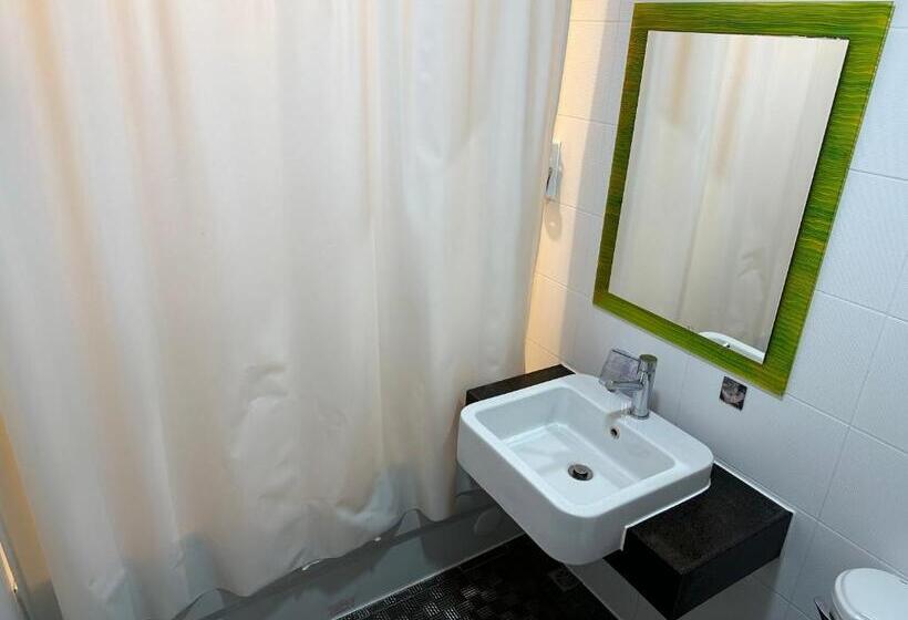 اتاق لوکس خانوادگی, Young Soarlan Hotel Tainan