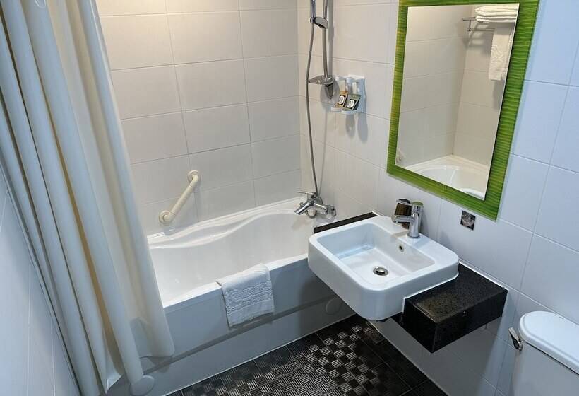 اتاق لوکس چهار تخته, Young Soarlan Hotel Tainan