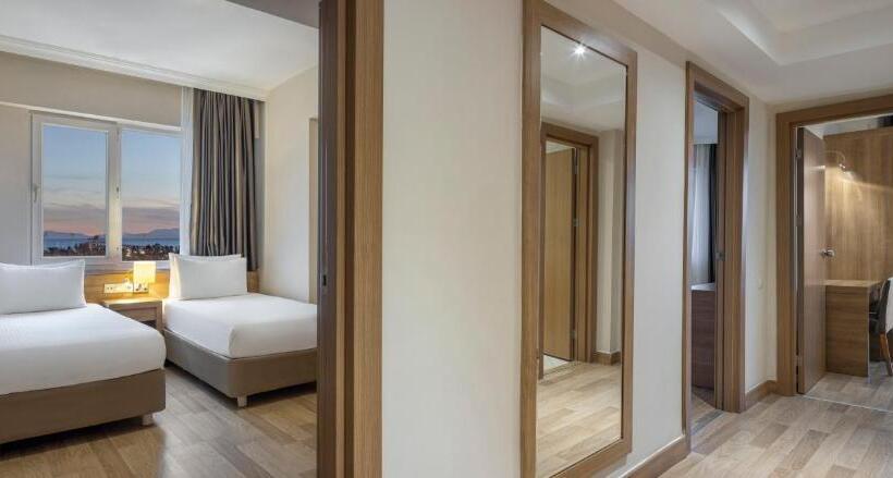 Family Suite, Wyndham Garden Lara