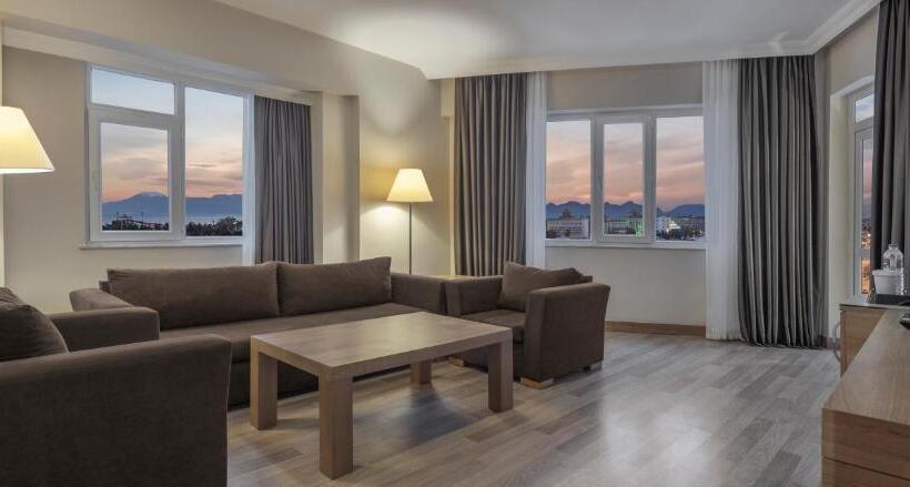 Family Suite, Wyndham Garden Lara