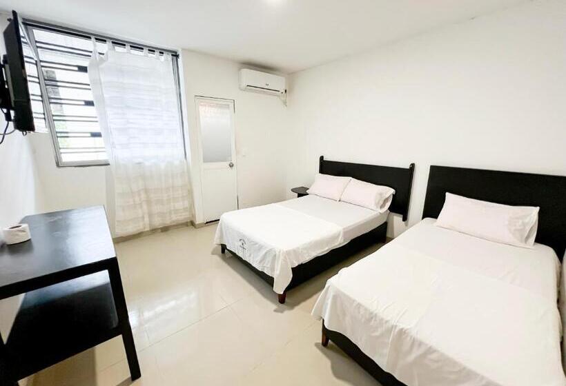 スタンダードルーム, Acosta Castro