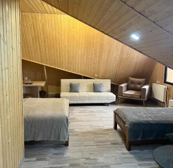 패밀리 룸, Dom Adonis