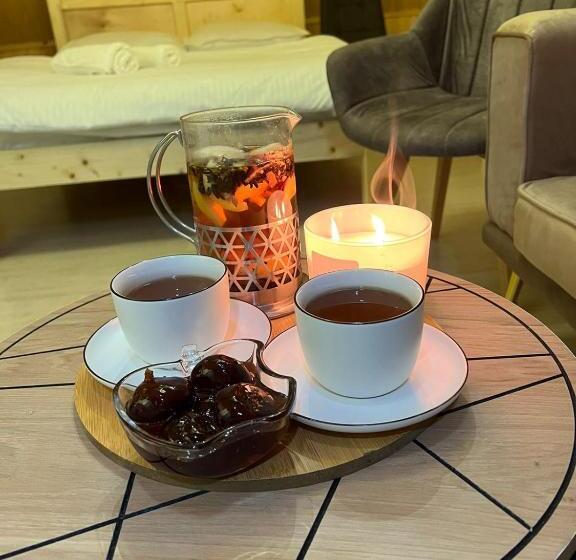 패밀리 룸, Dom Adonis