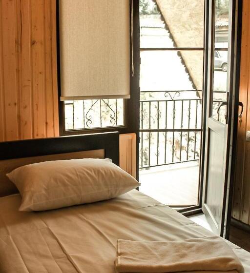 패밀리 룸, Dom Adonis