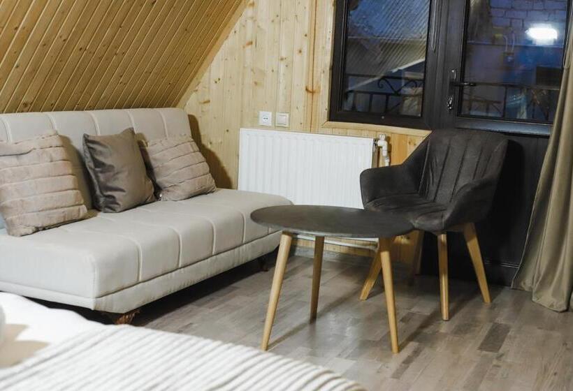 패밀리 룸, Dom Adonis