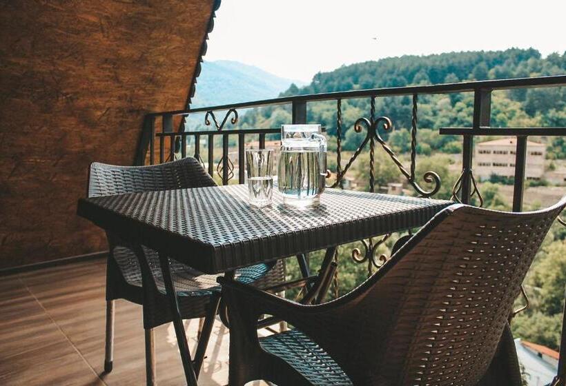 패밀리 스위트, Dom Adonis