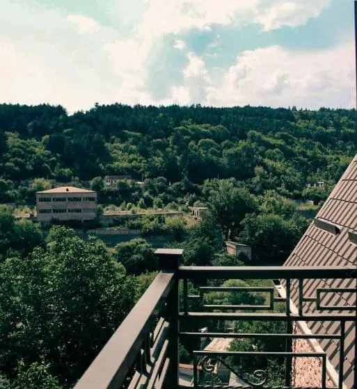 سوییت خانوادگی, Dom Adonis