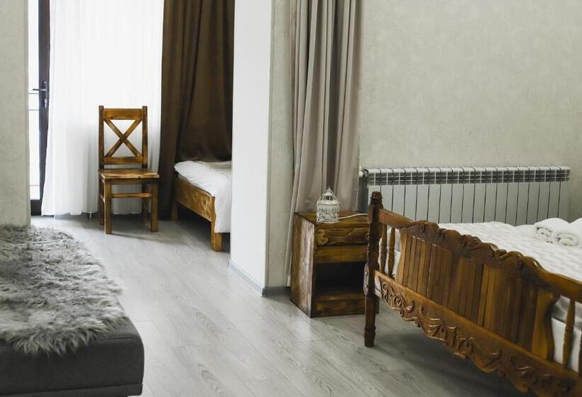 수피리어 패밀리 룸, Dom Adonis