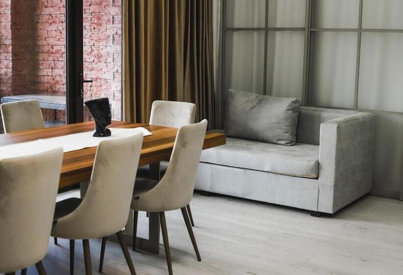 수피리어 패밀리 룸, Dom Adonis