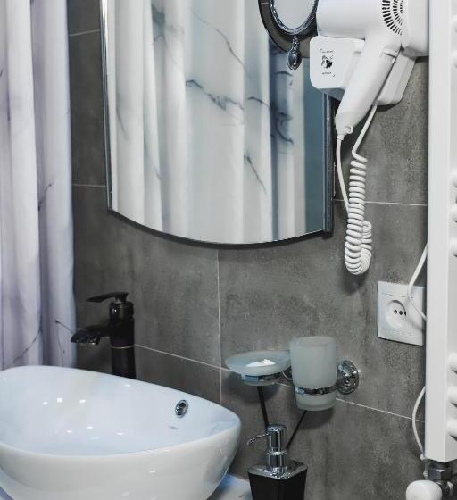 수피리어 패밀리 룸, Dom Adonis