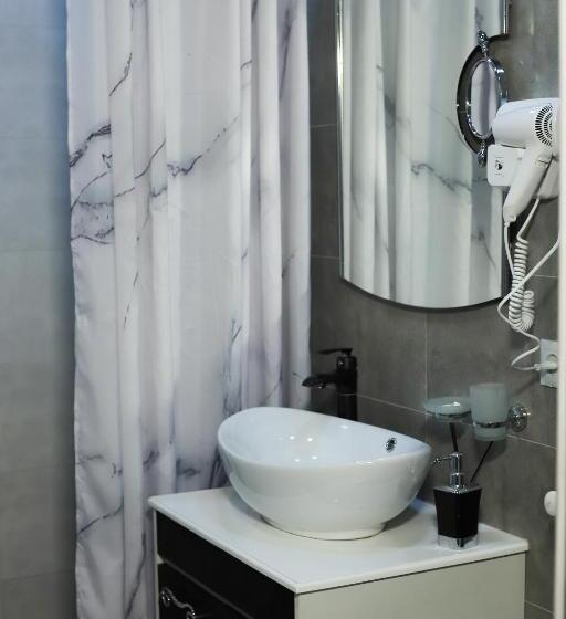 수피리어 패밀리 룸, Dom Adonis