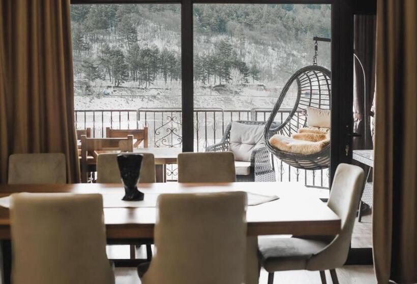 수피리어 패밀리 룸, Dom Adonis