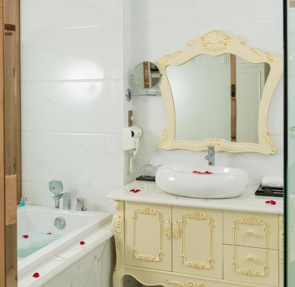 اتاق لوکس, Canh Hung Palace