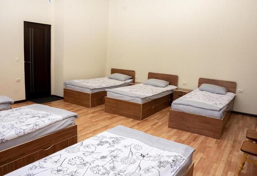 تختخواب در اتاق مشترک, Monada Hotel & Hostel