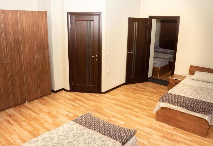 공동 객실, Monada Hotel & Hostel