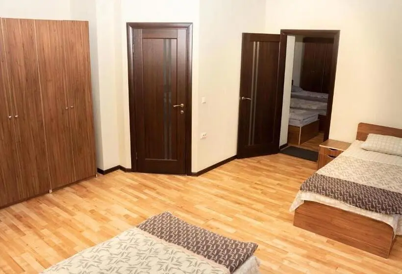 ルームシェアのワンベッド, Monada Hotel & Hostel