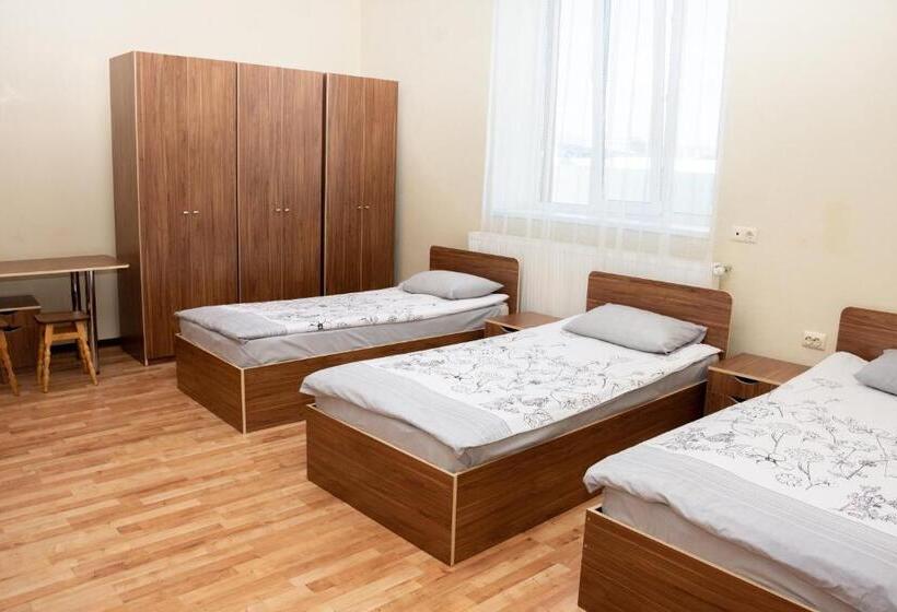 تختخواب در اتاق مشترک, Monada Hotel & Hostel