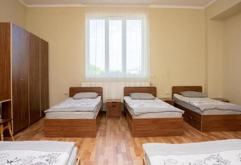 تختخواب در اتاق مشترک, Monada Hotel & Hostel