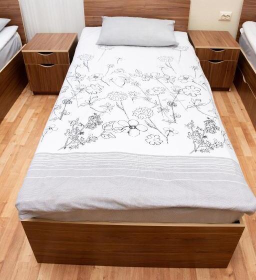 تختخواب در اتاق مشترک, Monada Hotel & Hostel