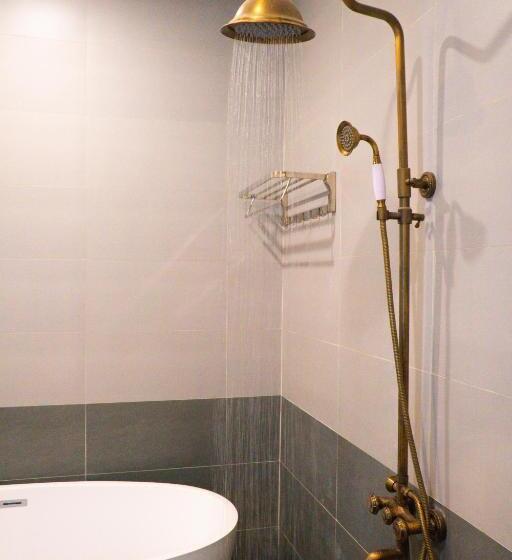 اتاق خانوادگی, Huong Mai