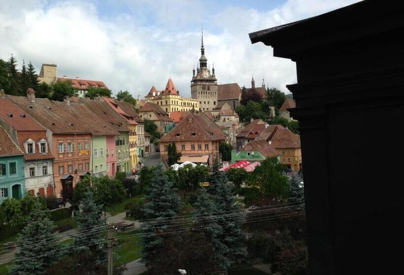 اتاق لوکس با چشم‌انداز, Central Park Sighisoara