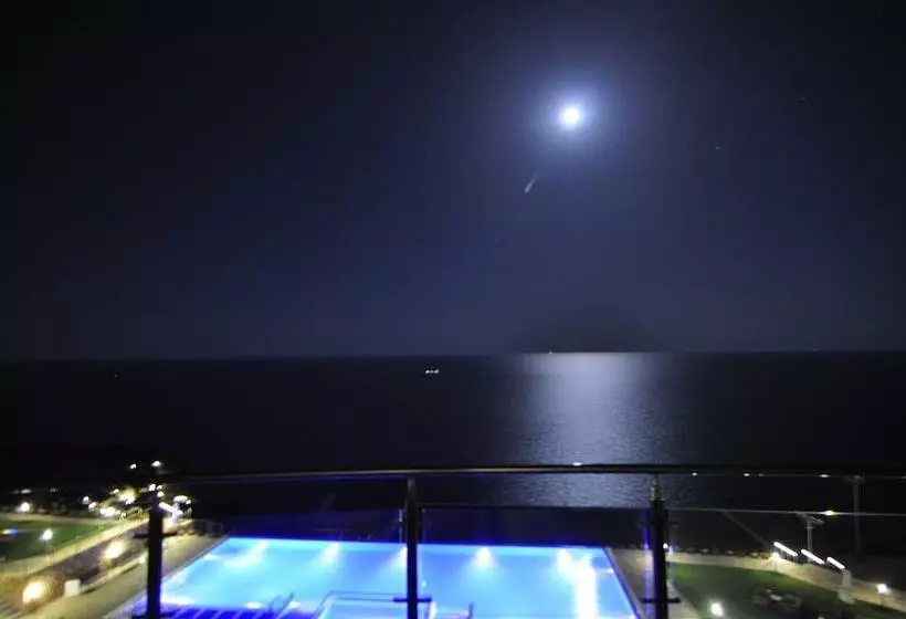オーシャンビューの２ベッドルームデラックスアパート, Topola Skies Resort & Aquapark
