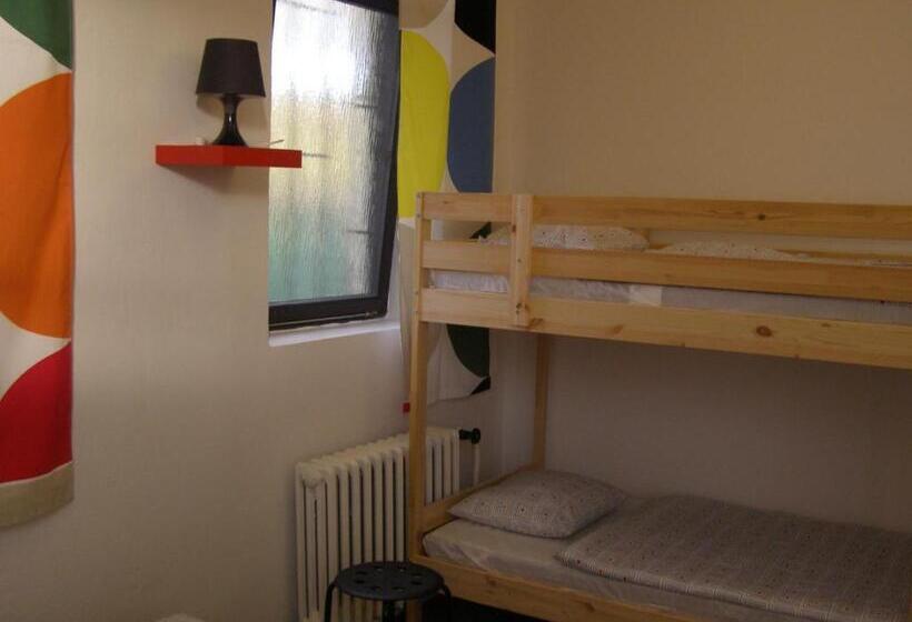 Vuode Makuusalissa, Hostel Praha Ládví