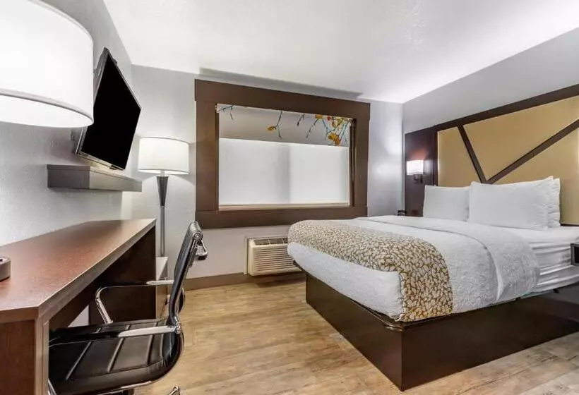 身障者適用キングサイズベッドルーム, Brookstone Lodge Near Biltmore Village, Ascend Hotel Collection