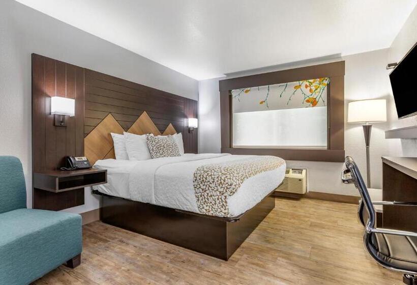 מיטת קינג בסוויטה, Brookstone Lodge Near Biltmore Village, Ascend Hotel Collection