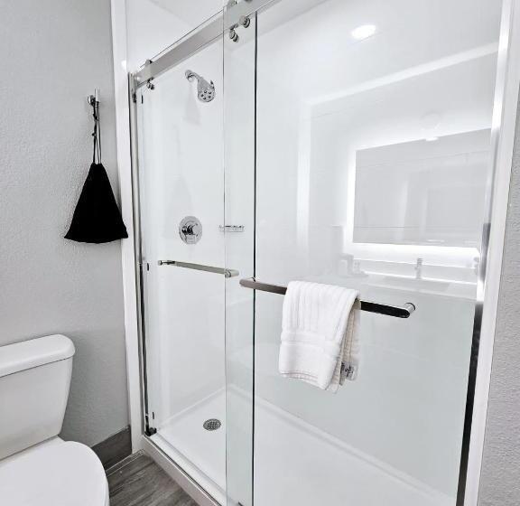 מיטת קינג בסוויטה, Brookstone Lodge Near Biltmore Village, Ascend Hotel Collection