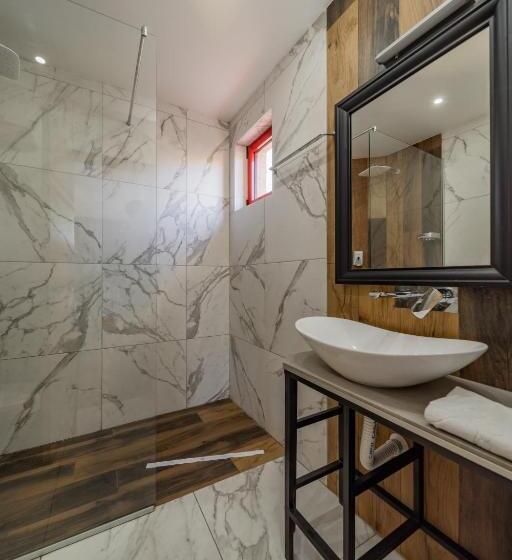 اتاق لوکس سه تخته, City Code Vizura Garni Renew